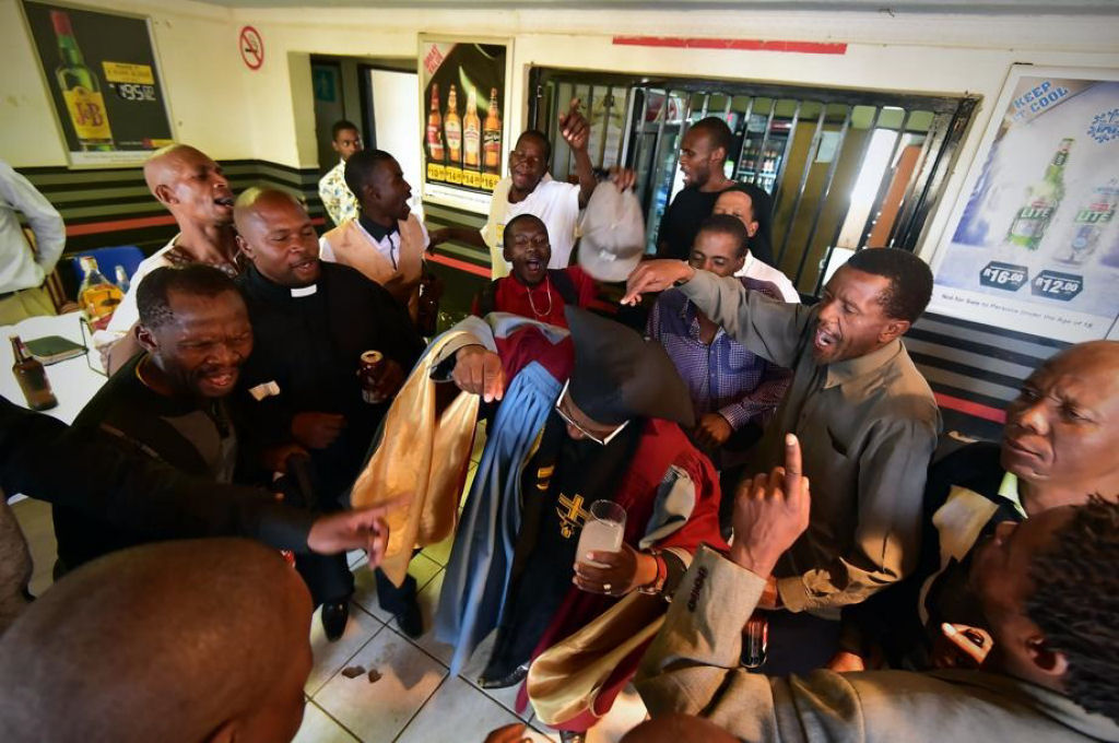 Igreja do Ebrioso da África do Sul, onde os bêbados celebram missas em bares são batizados com cerveja