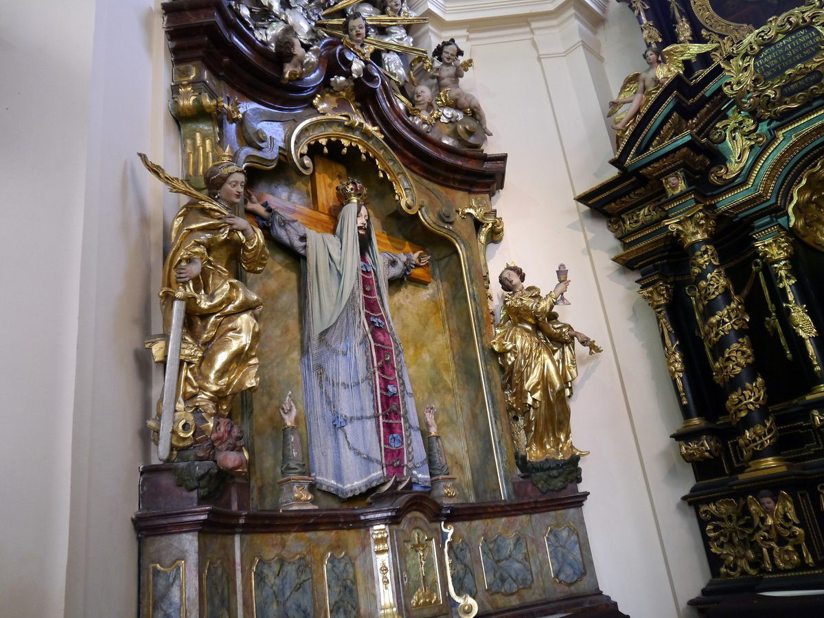 A esttua de Santa Vilgeforte, uma santa crucificada e barbuda