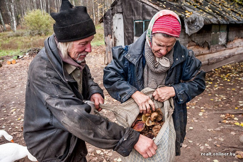 Eremitas bielorrussos vivem h 20 anos sem gs, eletricidade e gua encanada 32