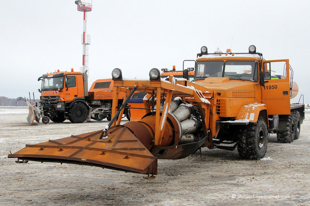 Na Rússia usam caminhões limpa-neve a jato nos aeroportos para desobstruir as pistas