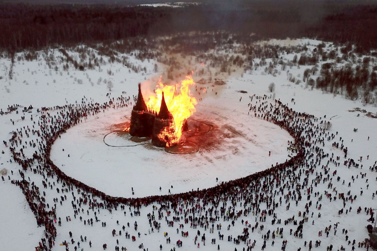 Russos queimam um 'castelo coronavirus' de 24 metros para celebrar a Maslenitsa e dizer adeus à pandemia