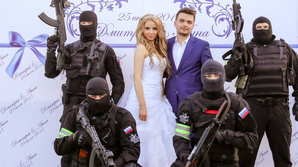 O estranho fascnio dos russos com propostas de casamento ao estilo 'operao policial'