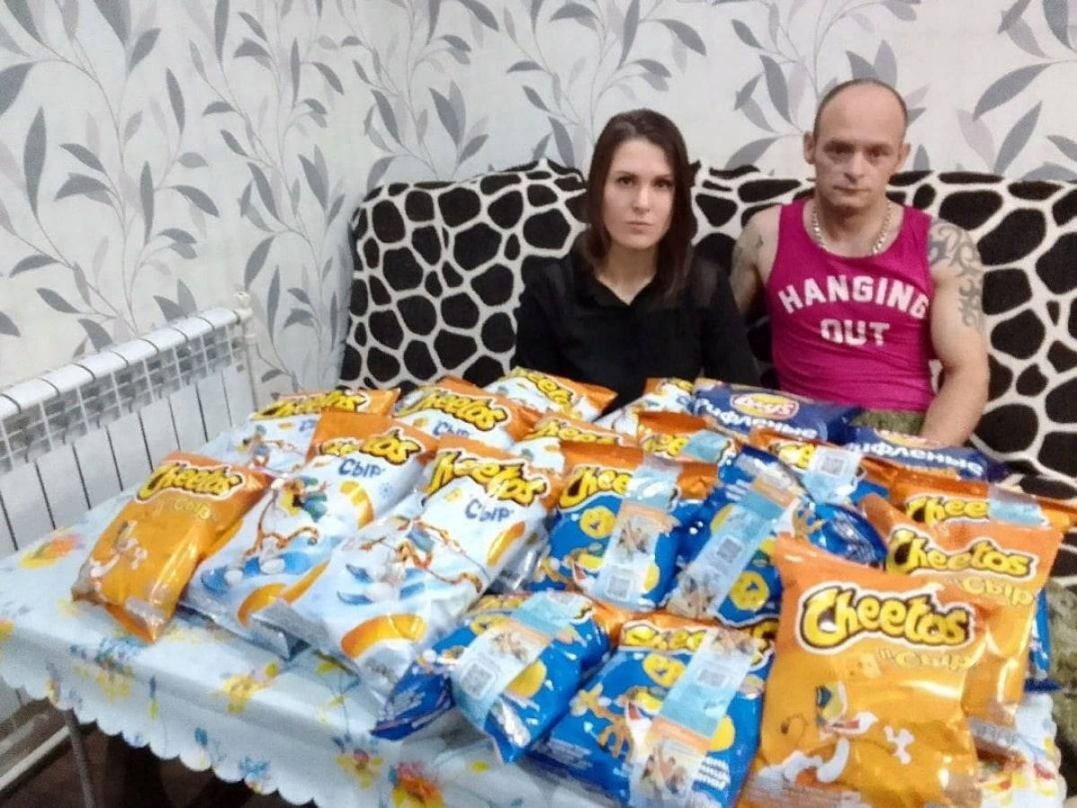 Famílias russas sem recursos recebem inusitada ajuda alimentícia: salgadinhos
