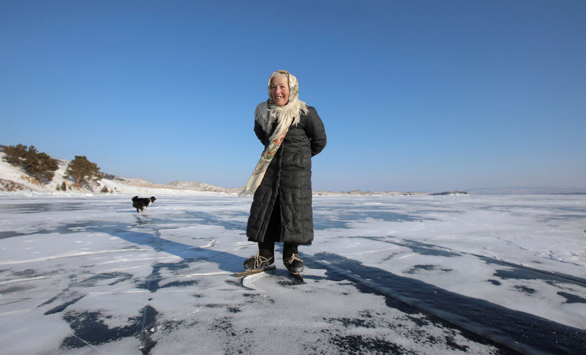 A babuska que passeia pelo gelo do Baikal em patins caseiros