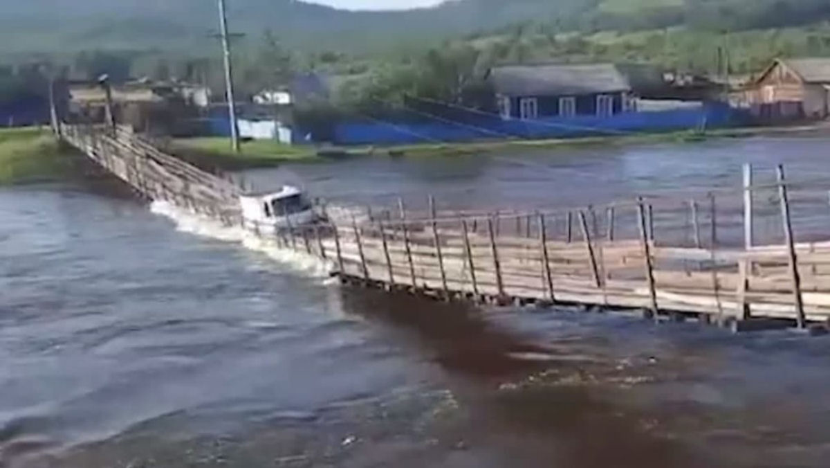 Ponte suspensa desmorona em rio russo inundado