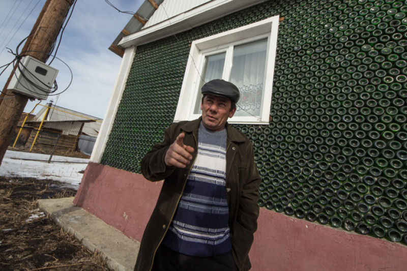 Russo constrói um casa com 12.000 garrafas de champanhe