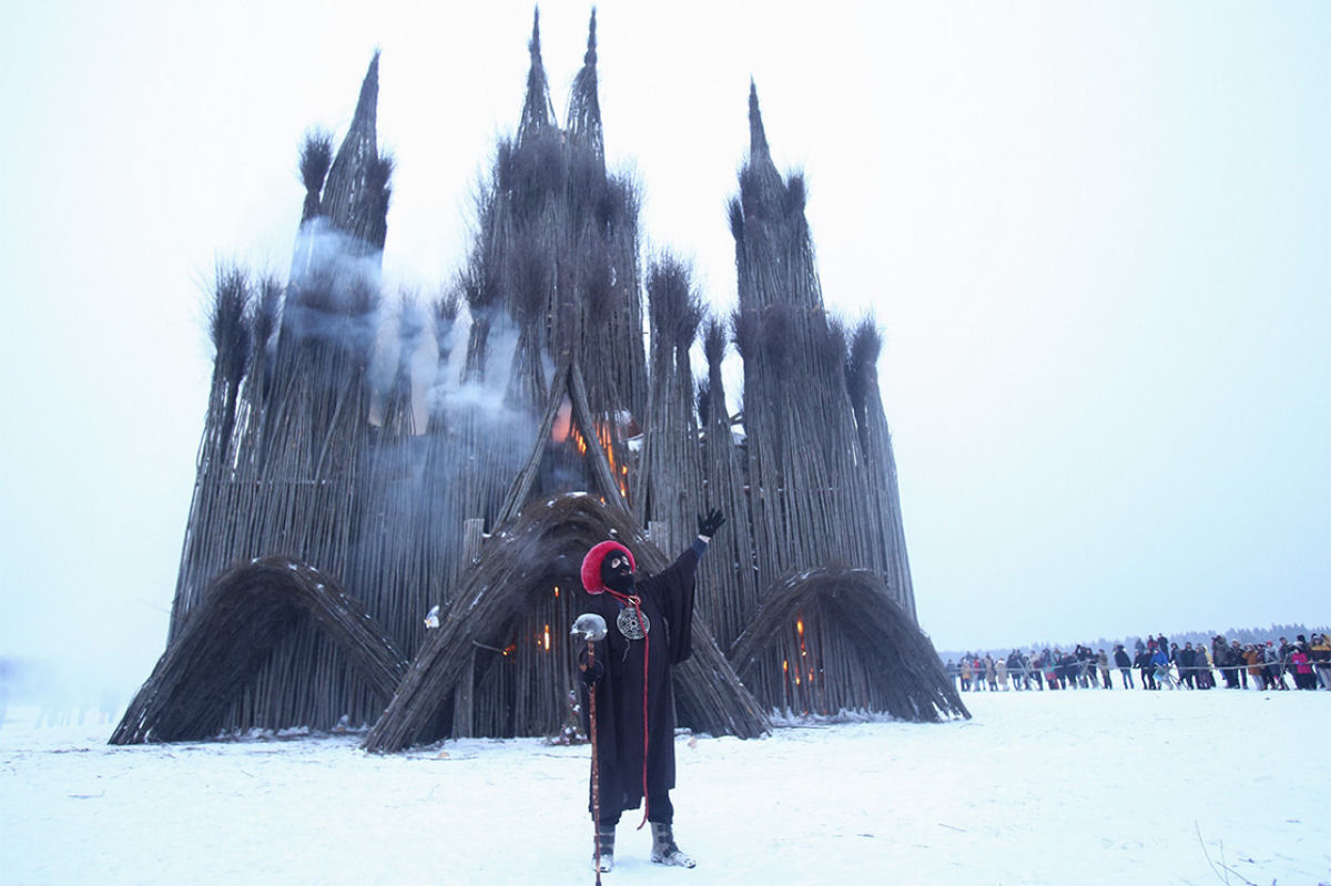 Artista russo constri uma Catedral gtica de 30 metros de altura com galhos de rvores e depois bota fogo
