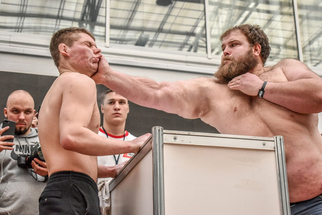 Cidade russa recebe um doloroso campeonato de tapa na cara