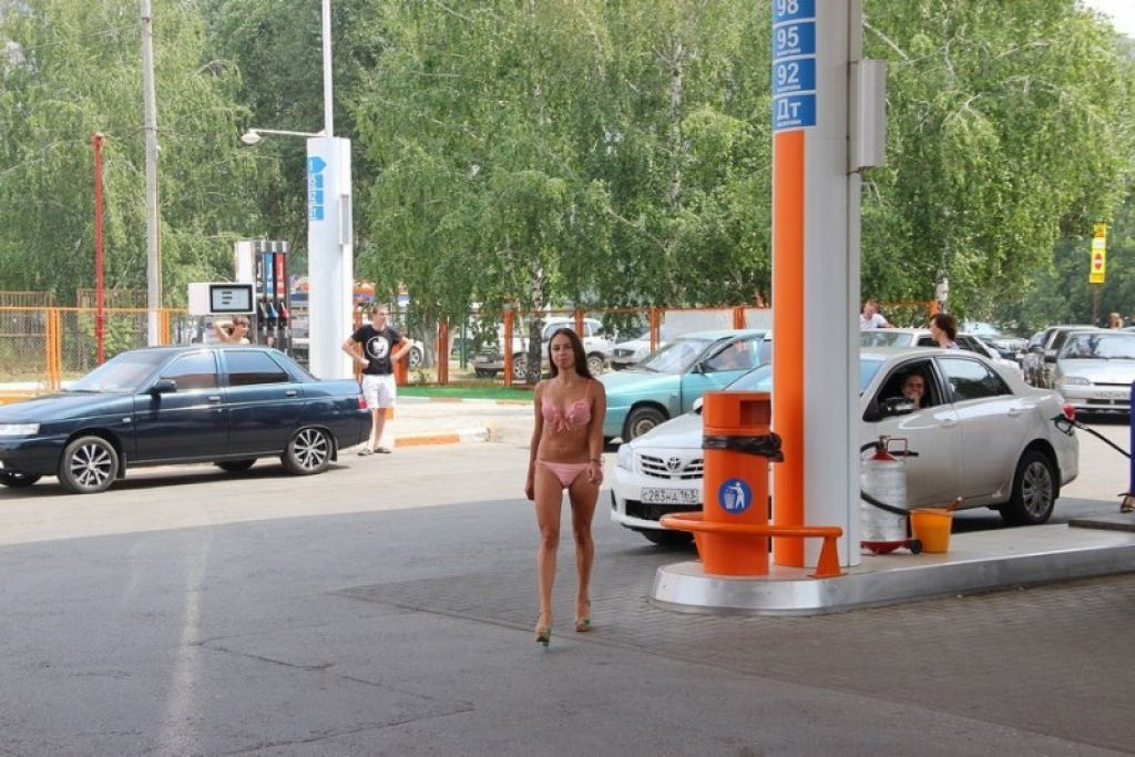 Posto russo oferece tanque cheio grátis para clientes em trajes de banho e salto alto 06