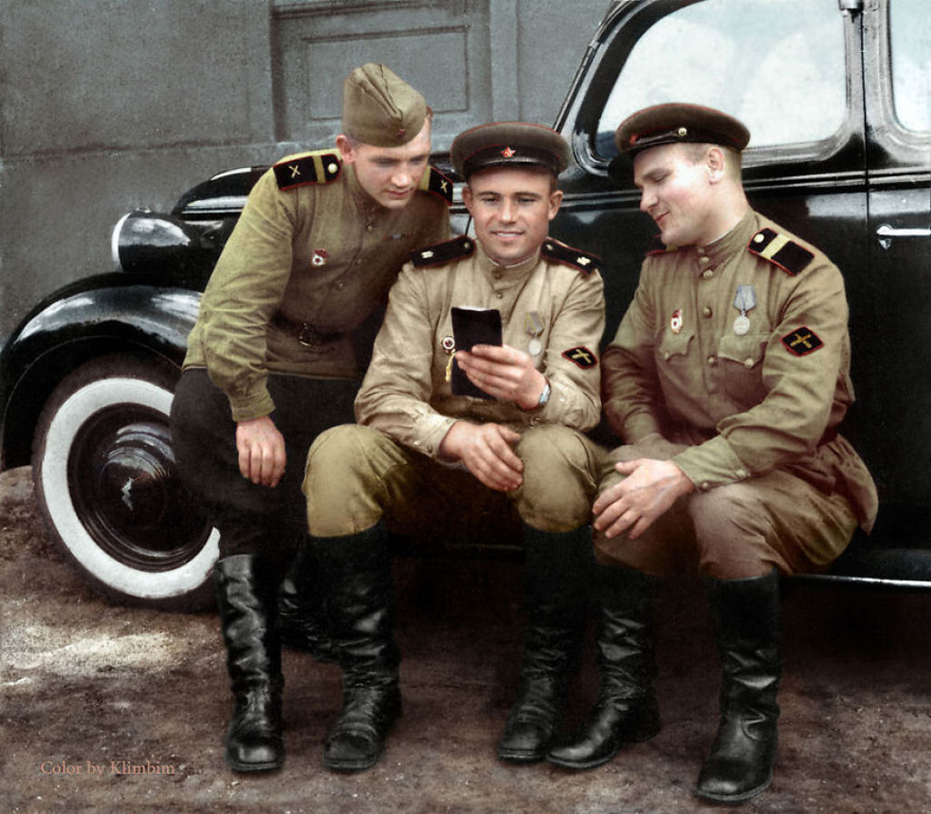 Fotos antigas colorizadas revelam a vida do povo russo entre 1900 e 1965 36