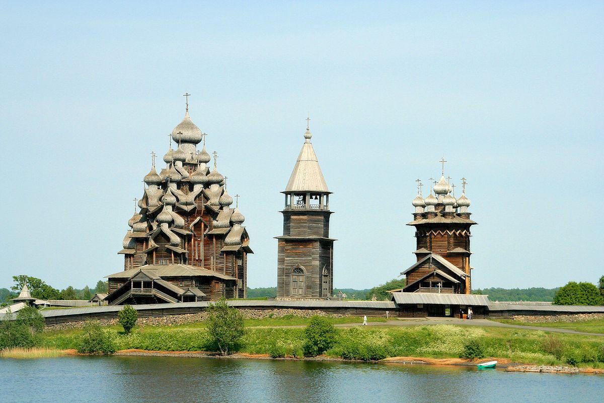 A Ilha Kizhi tem exemplos impressionantes da arquitetura russa de madeira do sculo XVIII