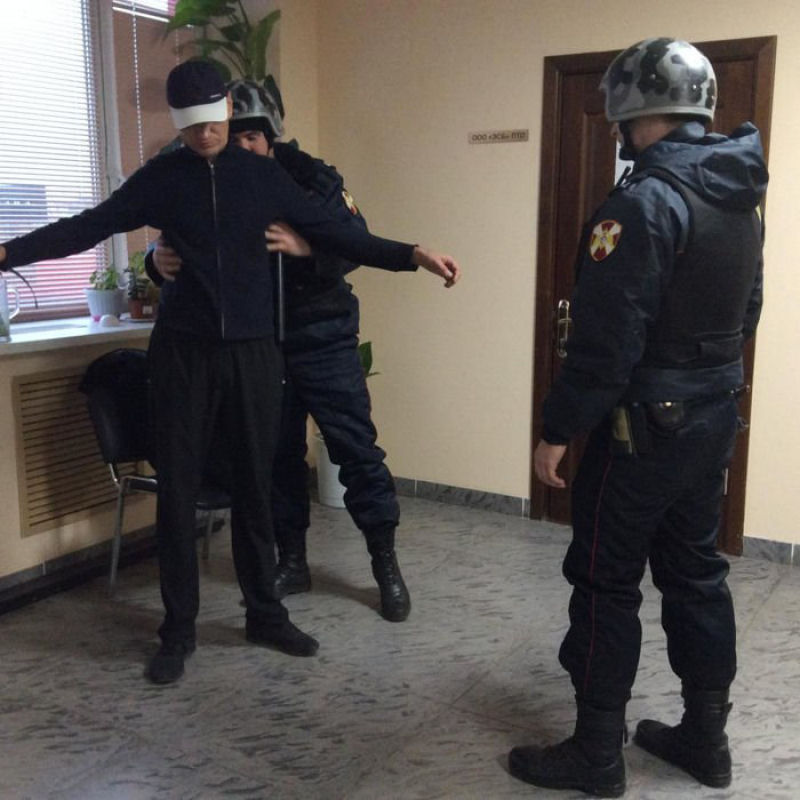 Ladro russo exausto dorme no expediente e acaba preso