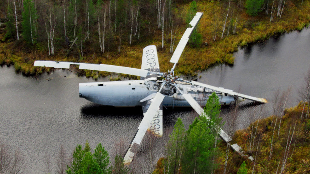 Faz 40 anos que a carcaça de um helicóptero Mi-6 repousa em um pântano russo