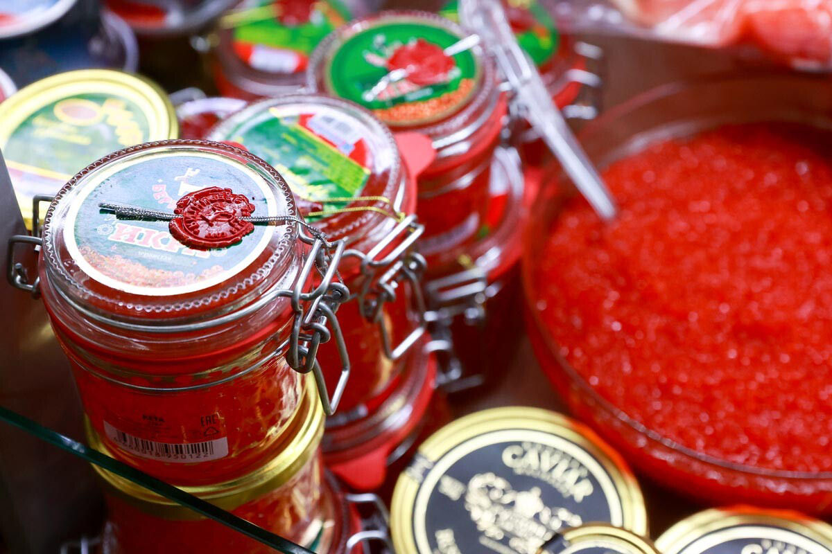 Por que os russos chamam ova de salmão de 'caviar vermelho'?