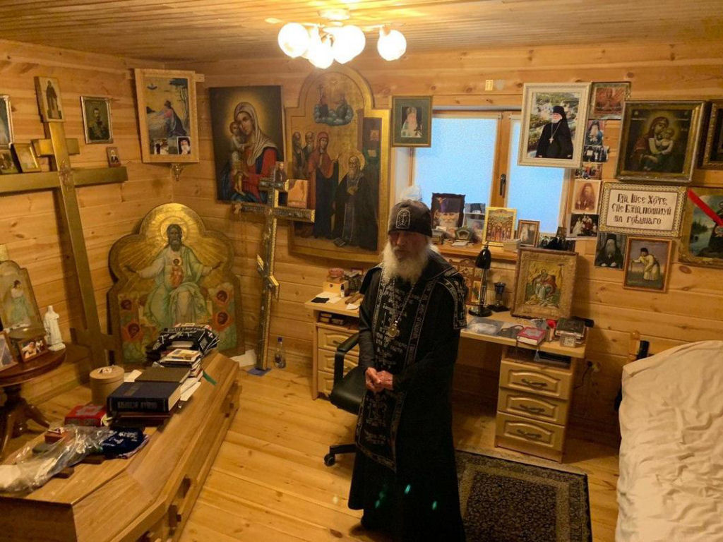 Padre russo negacionista da covid-19 apropria-se de convento com a ajuda de milícias armadas