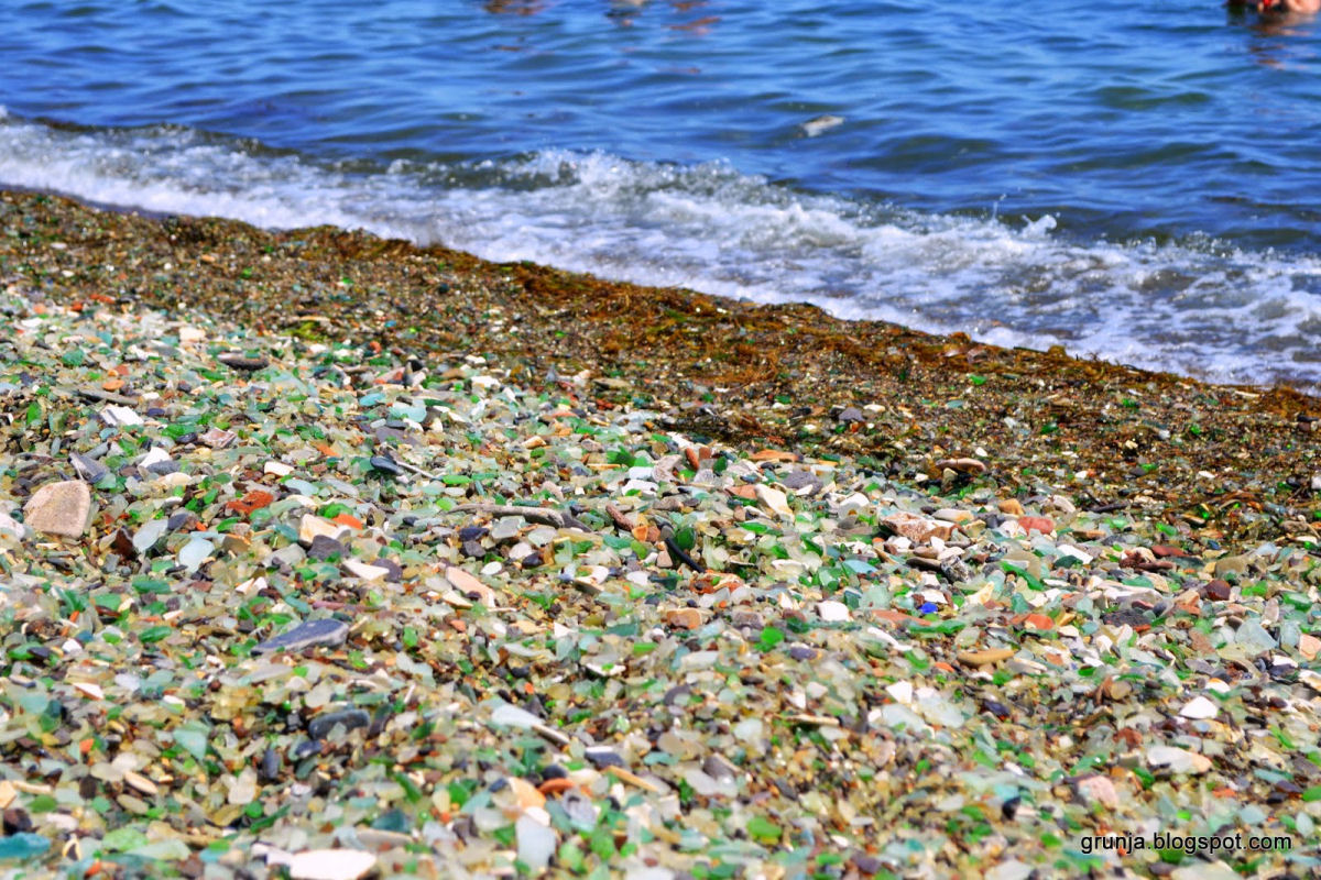 Natureza transforma a poluição humana em uma deslumbrante praia de vidro 01