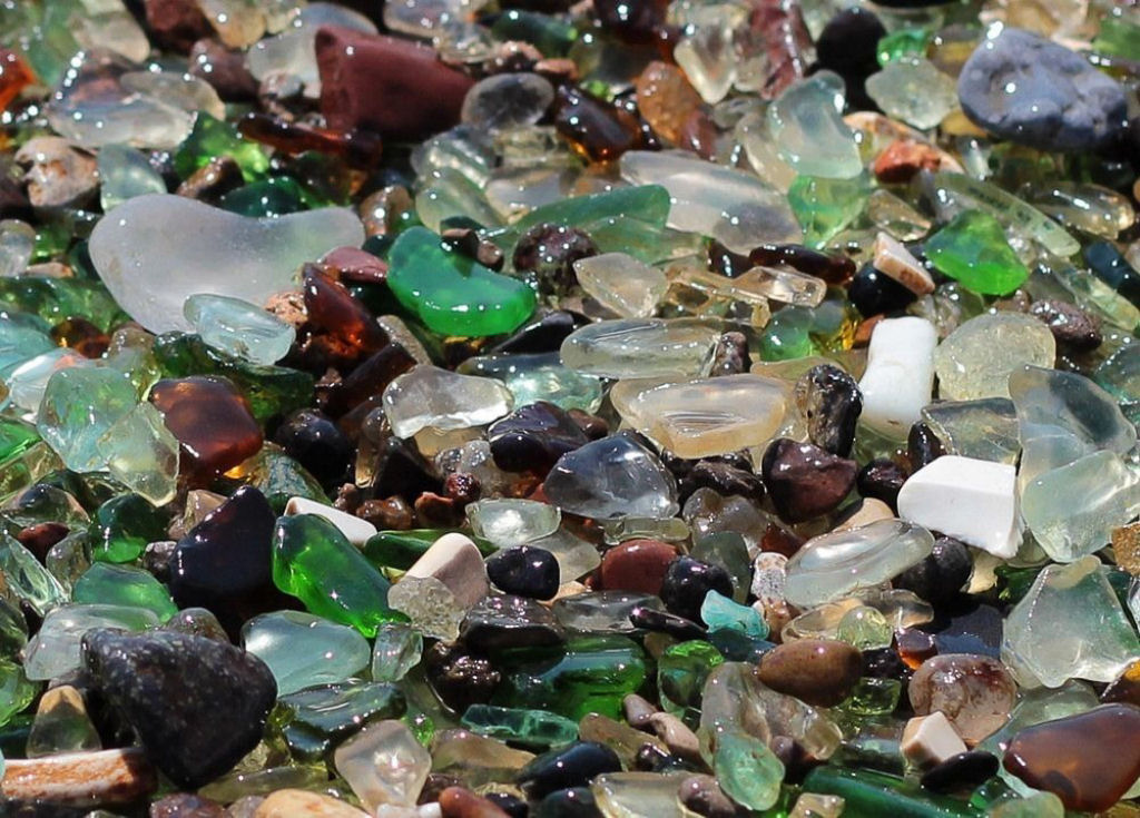 Natureza transforma a poluição humana em uma deslumbrante praia de vidro 03