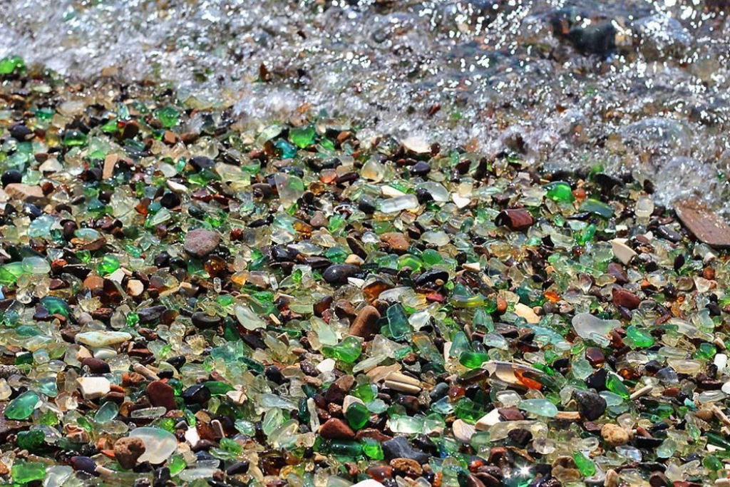 Natureza transforma a poluição humana em uma deslumbrante praia de vidro 04