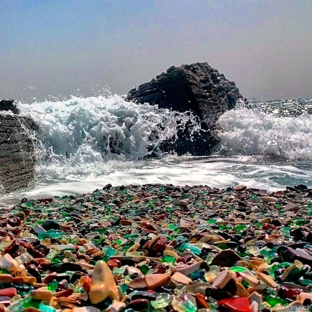 Natureza transforma a poluição humana em uma deslumbrante praia de vidro 05