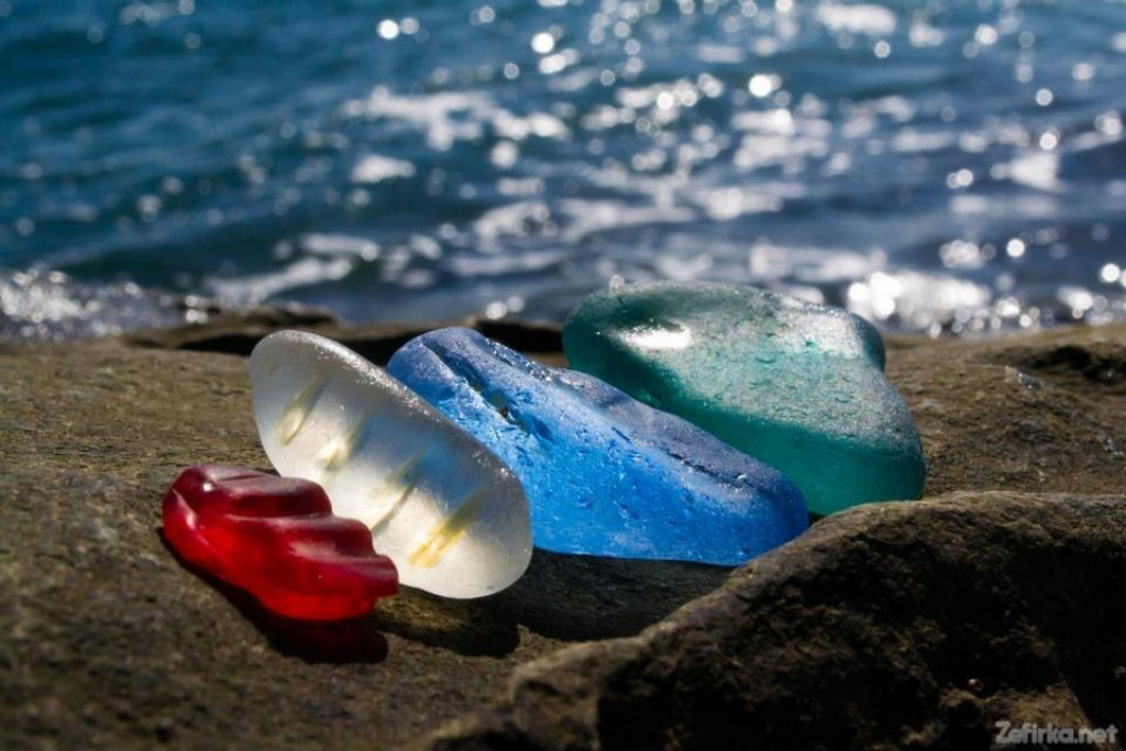 Natureza transforma a poluio humana em uma deslumbrante praia de vidro 06