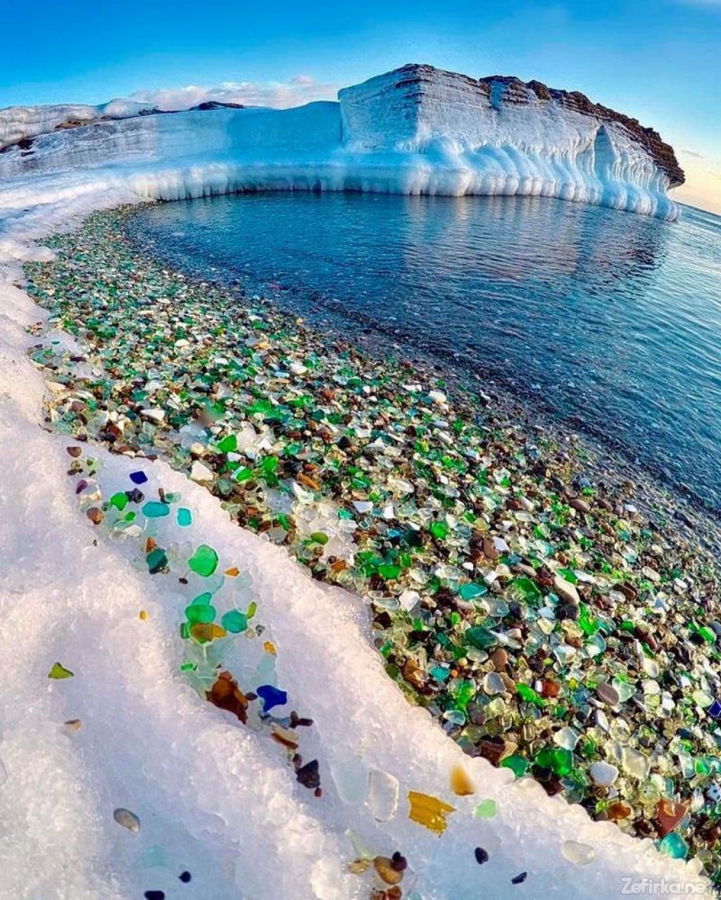 Natureza transforma a poluição humana em uma deslumbrante praia de vidro 07