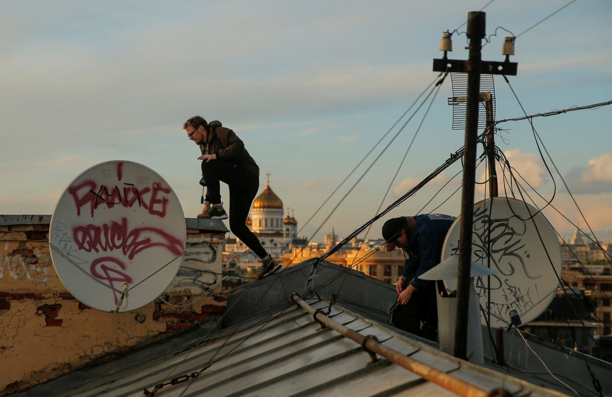 Roofers aumentam a adrenalina para conseguir fotos vertiginosas nos tetos do mundo 05