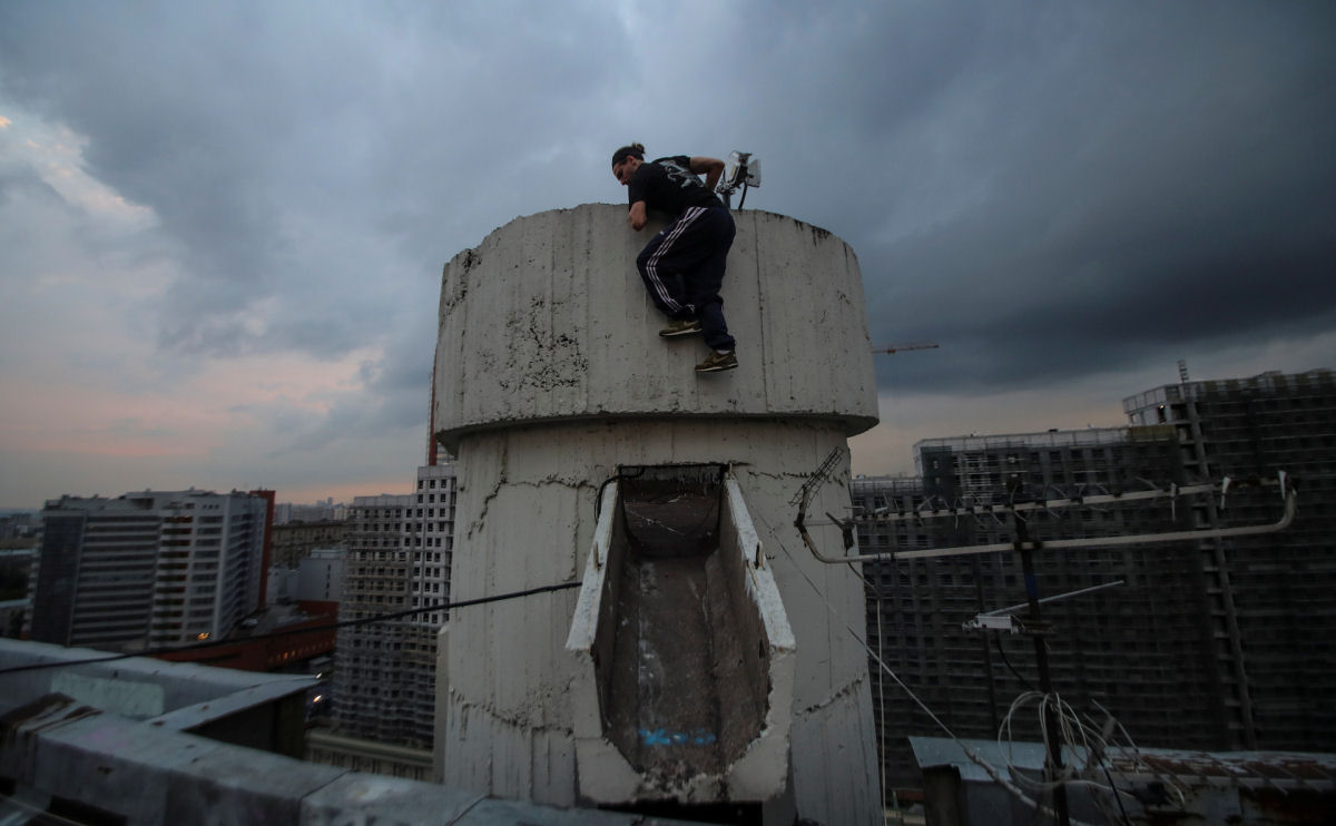 Roofers aumentam a adrenalina para conseguir fotos vertiginosas nos tetos do mundo 07