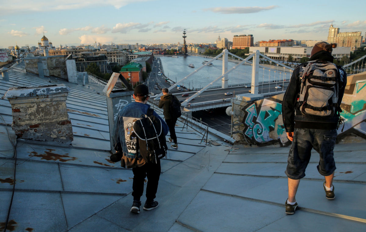 Roofers aumentam a adrenalina para conseguir fotos vertiginosas nos tetos do mundo 09