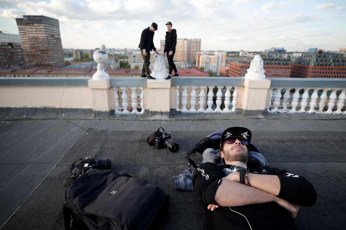 Roofers aumentam a adrenalina para conseguir fotos vertiginosas nos tetos do mundo 10