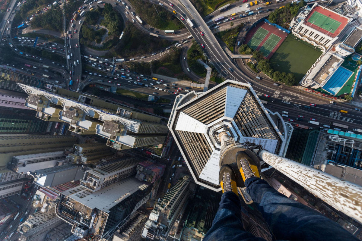 Roofers aumentam a adrenalina para conseguir fotos vertiginosas nos tetos do mundo 18