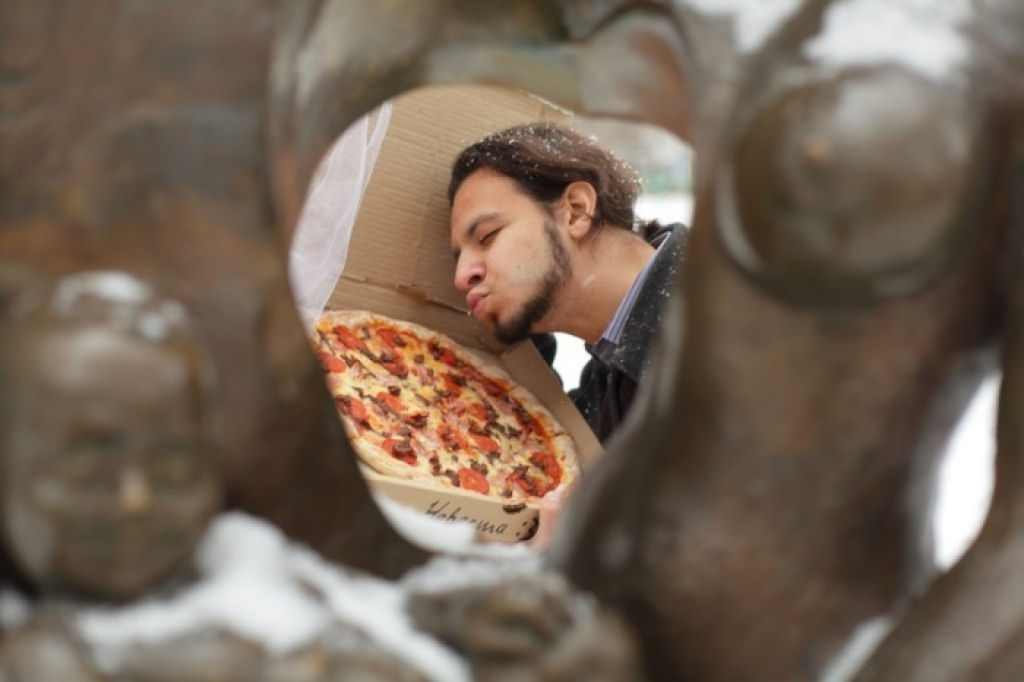 Russo se casa com uma pizza porque o amor entre os seres humanos est muito complicado 01