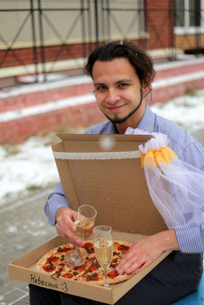 Russo se casa com uma pizza porque o amor entre os seres humanos est muito complicado 07