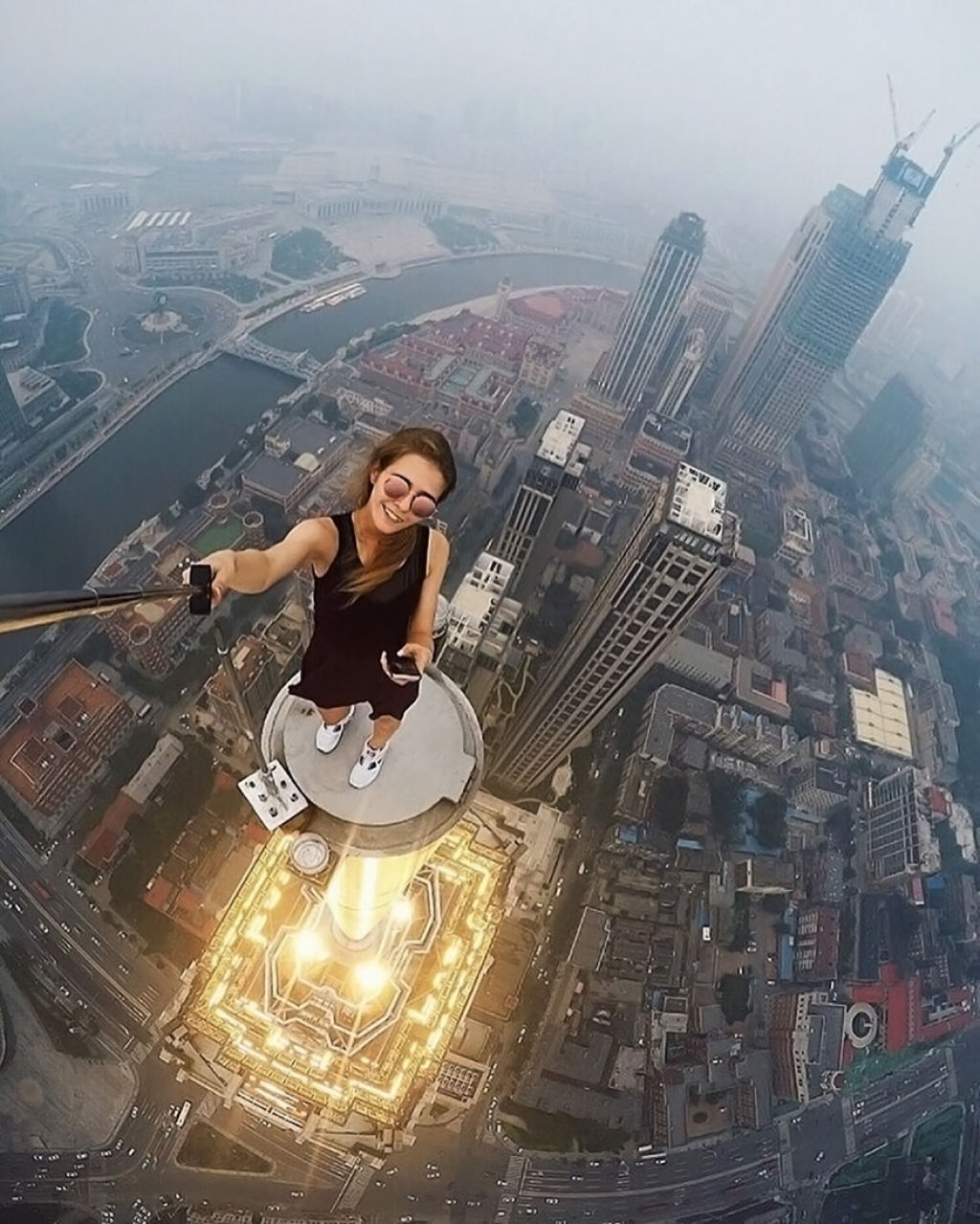Garota russa faz os mais arriscados selfies por puro vício 01
