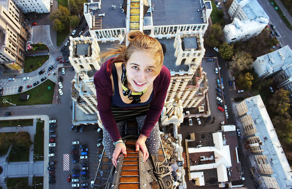Garota russa faz os mais arriscados selfies por puro vício 08