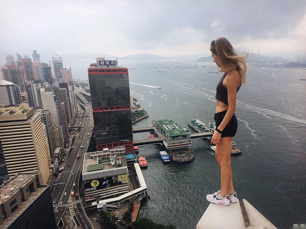 Garota russa faz os mais arriscados selfies por puro vício 09