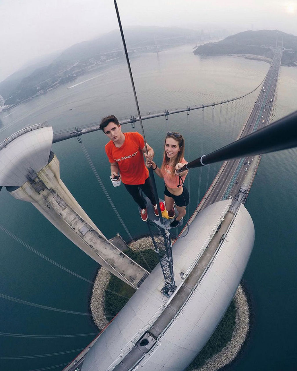Garota russa faz os mais arriscados selfies por puro vício 14