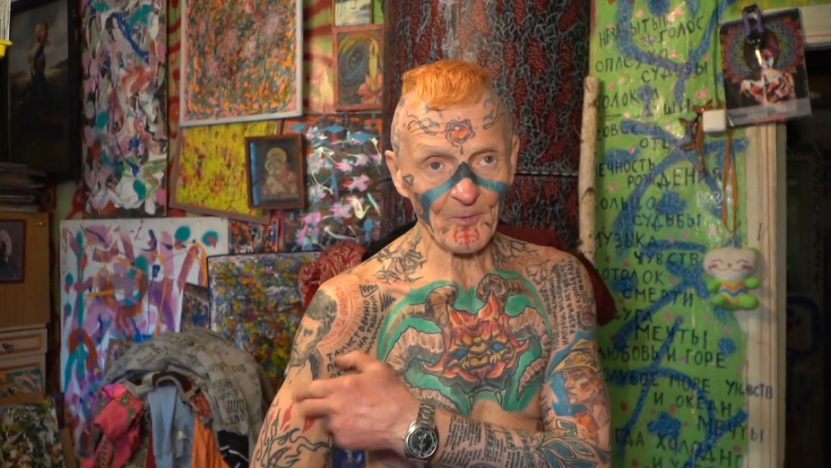 Aposentado russo cobre o corpo de tatuagens em menos de dois anos