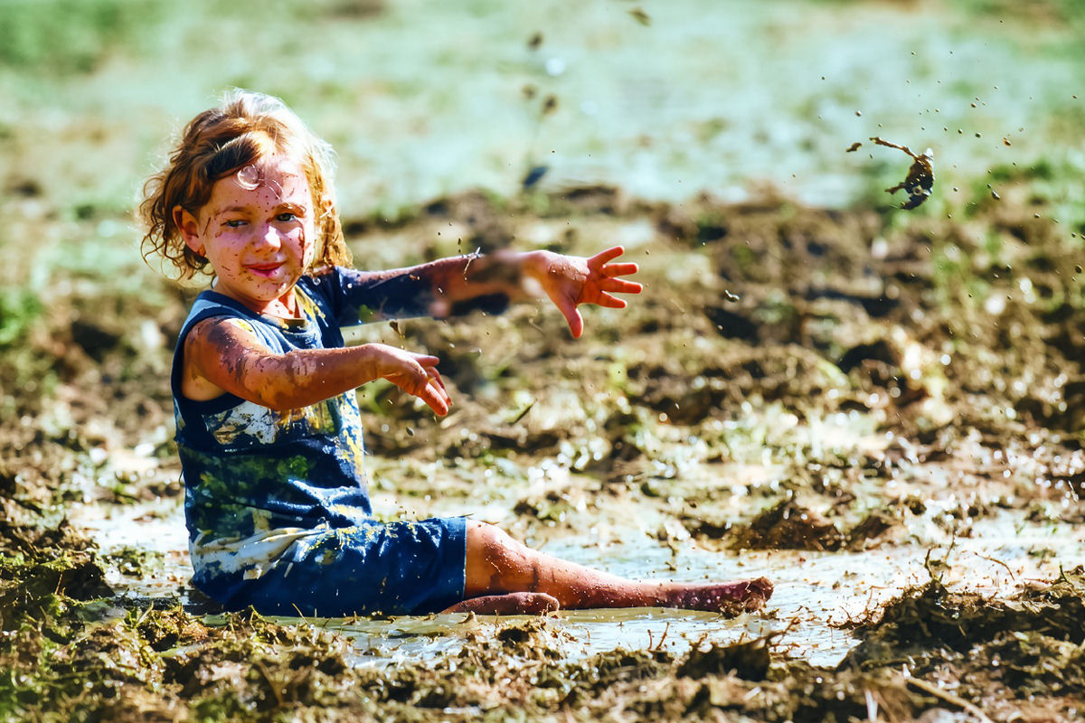 Brincar na lama e na terra pode fortalecer o sistema imunol�gico do seu filho