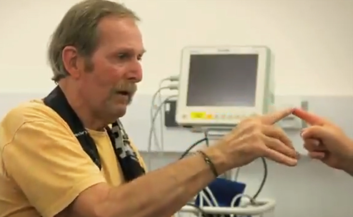 O fim da tremedeira em um segundo: assim funciona a eletroterapia capaz de reverter o Parkinson