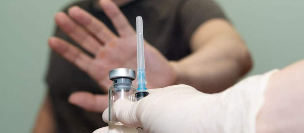 Enfermeira alemã antivacinas teria injetado água com sal em 8.600 pessoas em vez da vacina