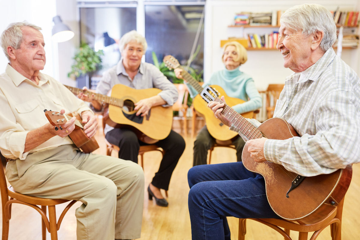 Pesquisa descobre (de novo) que tocar um instrumento ou cantar ajuda a manter seu cérebro saudável