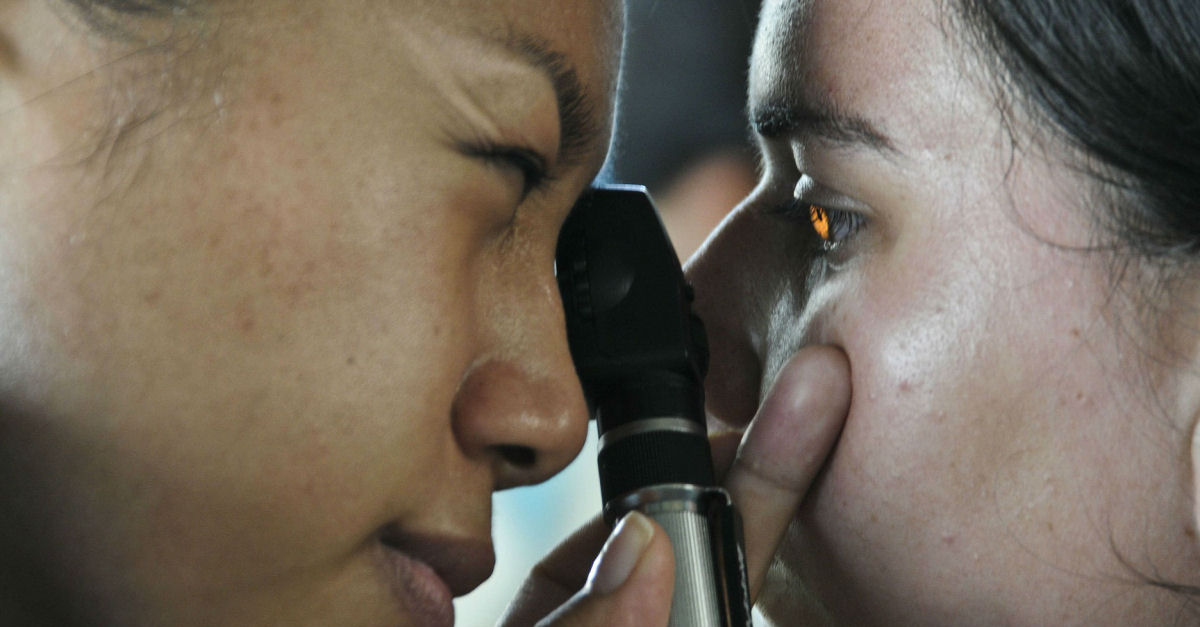 Letra do mdico leva mulher a aplicar creme para disfuno ertil no olho