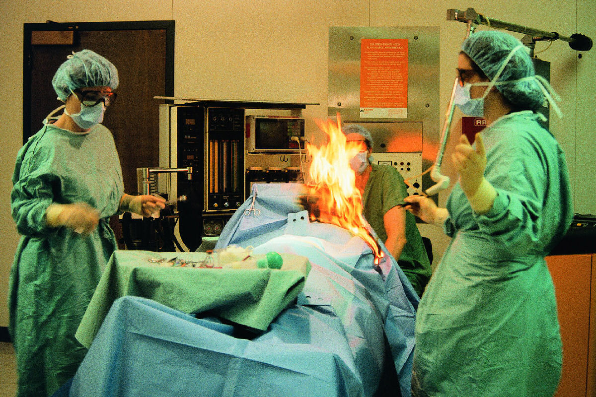 Paciente peida durante a cirurgia a laser e bota fogo na cama