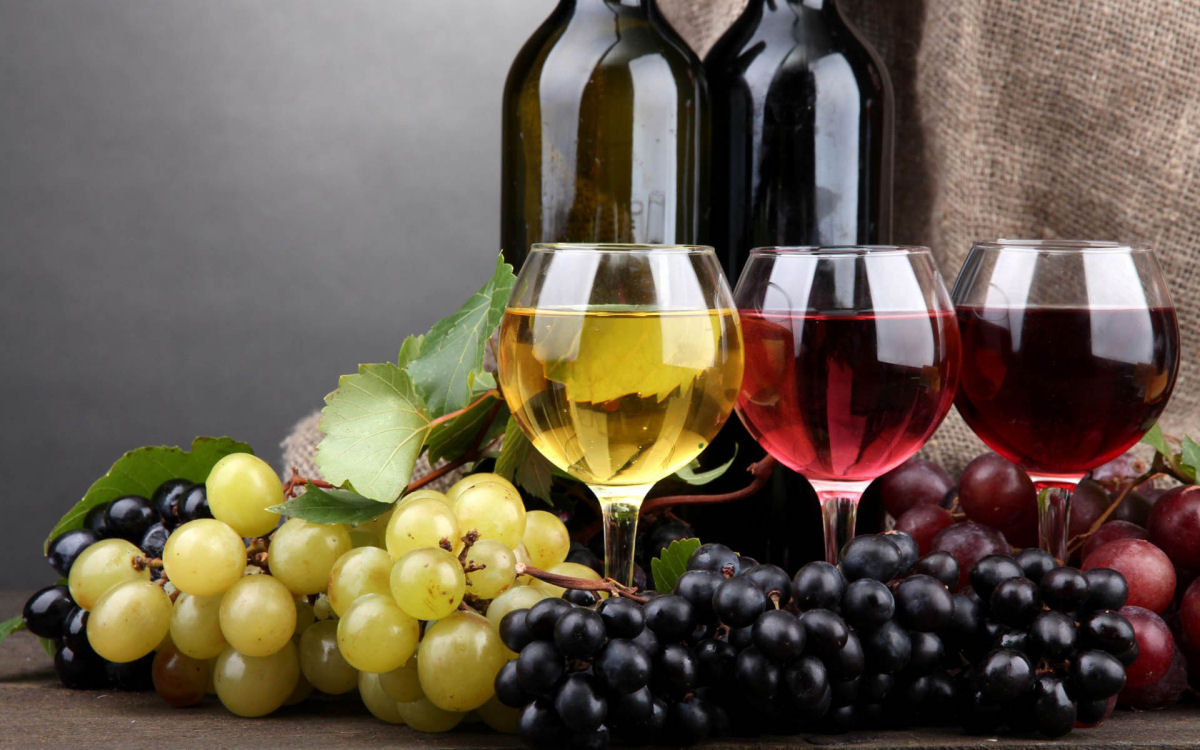 Segundo os cientistas, beber vinho antes de ir para a cama ajuda a perder peso