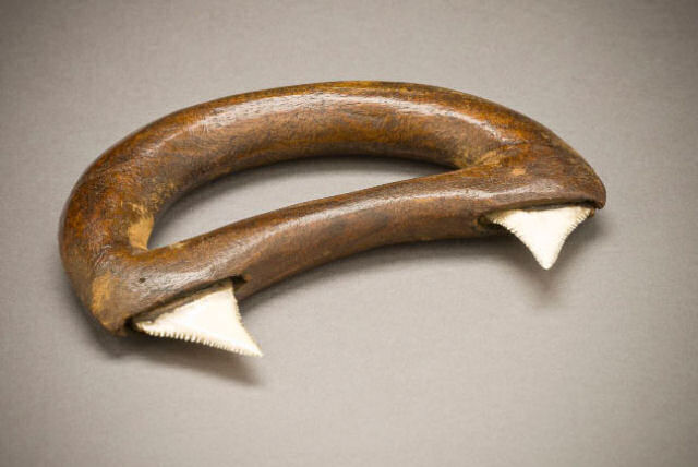 Arma havaiana feita com madeira e dente de tubarão lá por 1778.