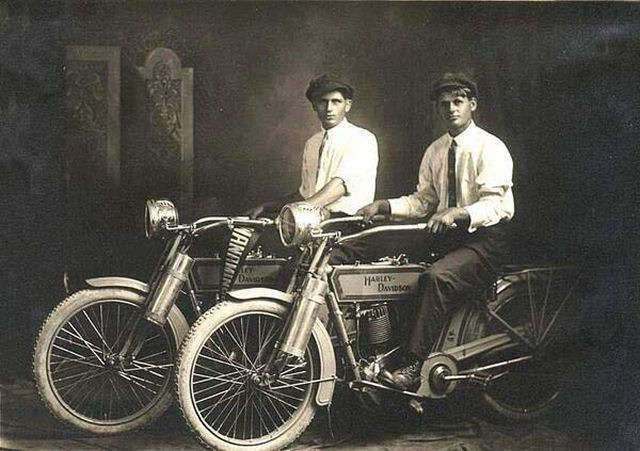 William Harley e Arthur Davidson, em 1914.