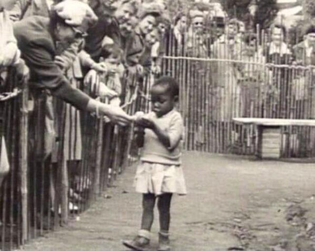 Menina como atração em um zoológico, nas Bélgica, 1958.