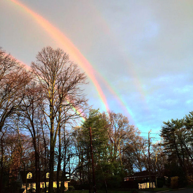 Um arco-íris quádruplo aparece em Nova York.
