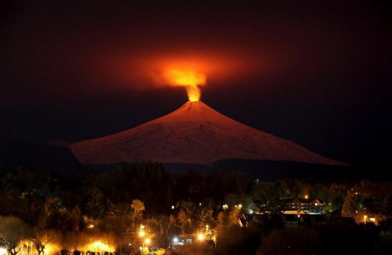Espetacular panorama da erupo do vulco Villarrica, visto desde a cidade de Pucn, Chile.