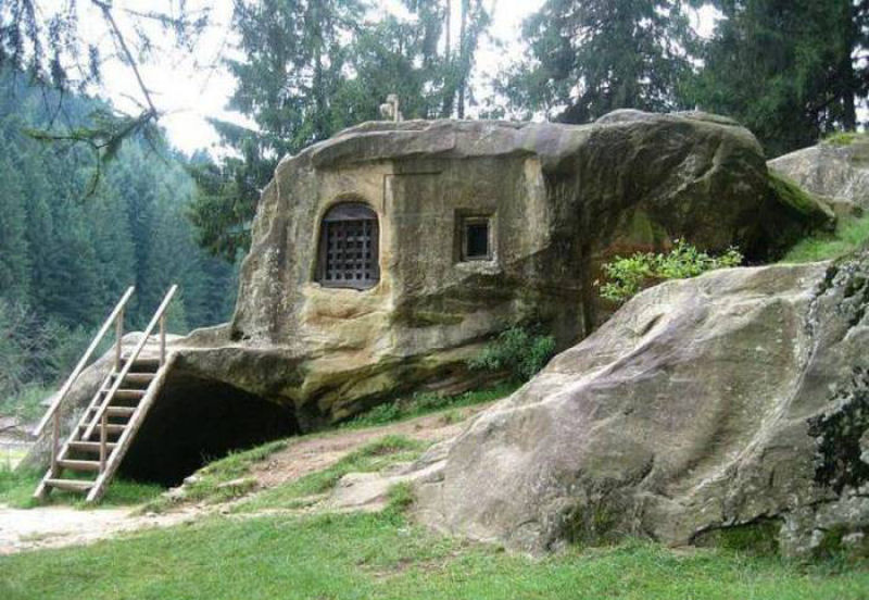 Um monge romeno esculpiu esta casa na Pedra no Sculo XV